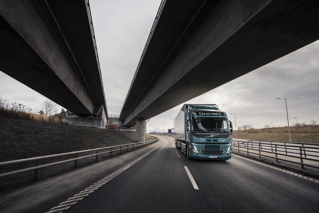 Volvo Trucks, IKEA i Grupa Raben łączą siły, aby przyspieszyć zeroemisyjny transport towarów