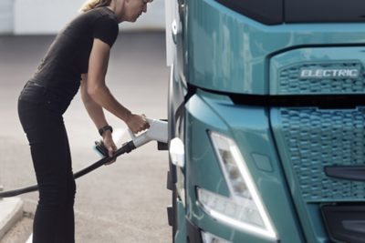 Persoon die Volvo Truck aan het opladen is