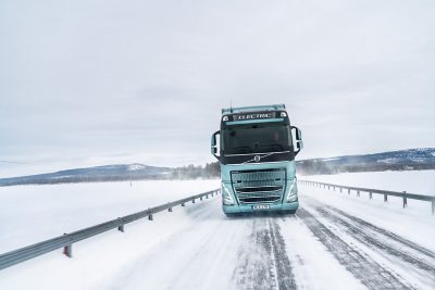 Lastbil i vinterväglag