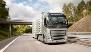 משאית Volvo FH עם I-Save – מבט מלפנים בנסיעה בכביש