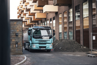 מבט על משאית Volvo FE חשמלית בנסיעה בין בניינים בעיר