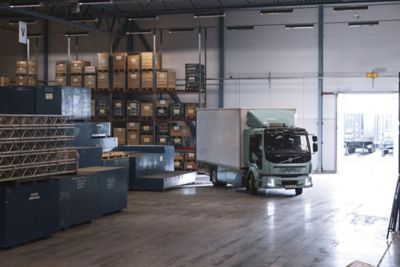 De nya och mer effektiva batterierna i Volvos medeltunga lastbilar ger en total räckvidd på upp till 450 km på en enda laddning.