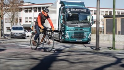 The new safety system use a dual radar on each side of the truck that detects when other road users enter the blind-spot area.