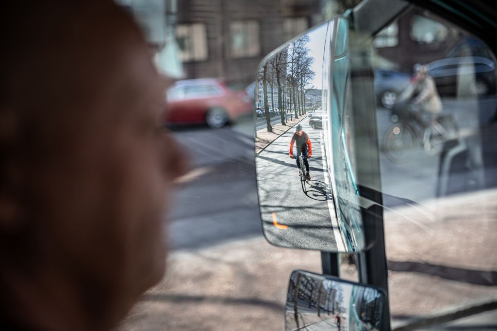 New safety system to protect cyclists and pedestrians