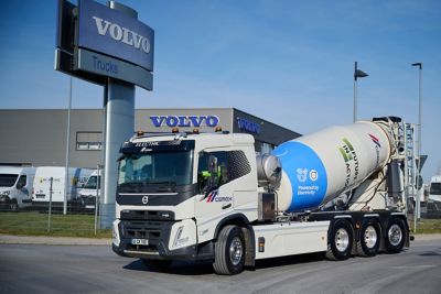 Volvo Trucks dodalo prvý ťažký plne elektrický domiešavač betónu spoločnosti CEMEX. 