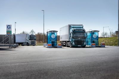  Volvon 4 % polttoainetehokkaammat kaasukäyttöiset kuorma-autot saavat uuden 500 hv:n tehotason ja 10 % suuremman kaasusäiliön.