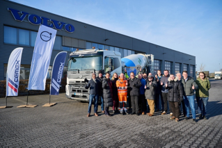  וולוו וחברת תמונה משותפת של צוות CEMEX עם משאית ערבול הבטון החשמלית