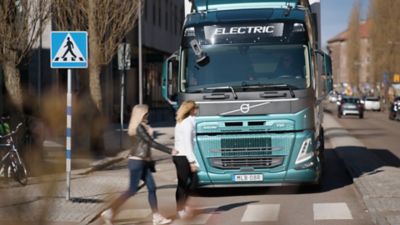 „Volvo Trucks“ pristato naujas saugos sistemas, kuriomis siekiama padidinti dviratininkų ir pėsčiųjų saugumą, taip pat palengvinti vairuotojų darbą.