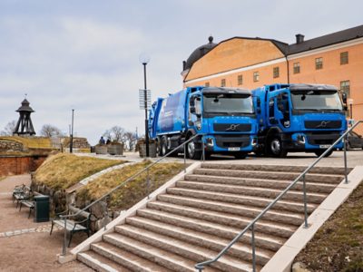 Överlämning av 16 specialbyggda fordon