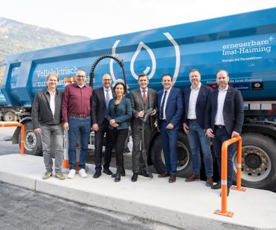 Der österreichweit erstmalige Einsatz von gleich 12 Volvo FMX Electric-Sattelzugmaschinen spart bei einem Kraftwerksprojekt der TIWAG-Tiroler Wasserkraft AG unglaubliche 2,5 Millionen Liter Diesel und 6.000 Tonnen CO2. Foto: TIWAG/Berger, v.l.n.r.: Jürgen Voringer (Allianzvorstand Fa. Swietelsky), Peter Wetzlinger (Geschäftsführer Swietelsky Tunnelbau), TIWAG-Vorstandsdirektor Alexander Speckle, Annette Zeinlinger (wissenschaftliche Projektmitarbeiterin Boku Wien), Minister Peter Hanke (Bundesminister für Innovation, Mobilität und Infrastruktur in Österreich), Landesrat Renè Zumtobel, Jürgen Peer (Allianzvorstand Fa. Bodner), Erich Plochberger (Sales Director Volvo Group Austria GmbH).