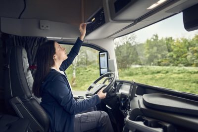 „Volvo Connect“ keliuose įrenginiuose – galite pasirinkti, ar ją naudoti staliniame kompiuteryje, planšetėje, ar išmaniajame telefone