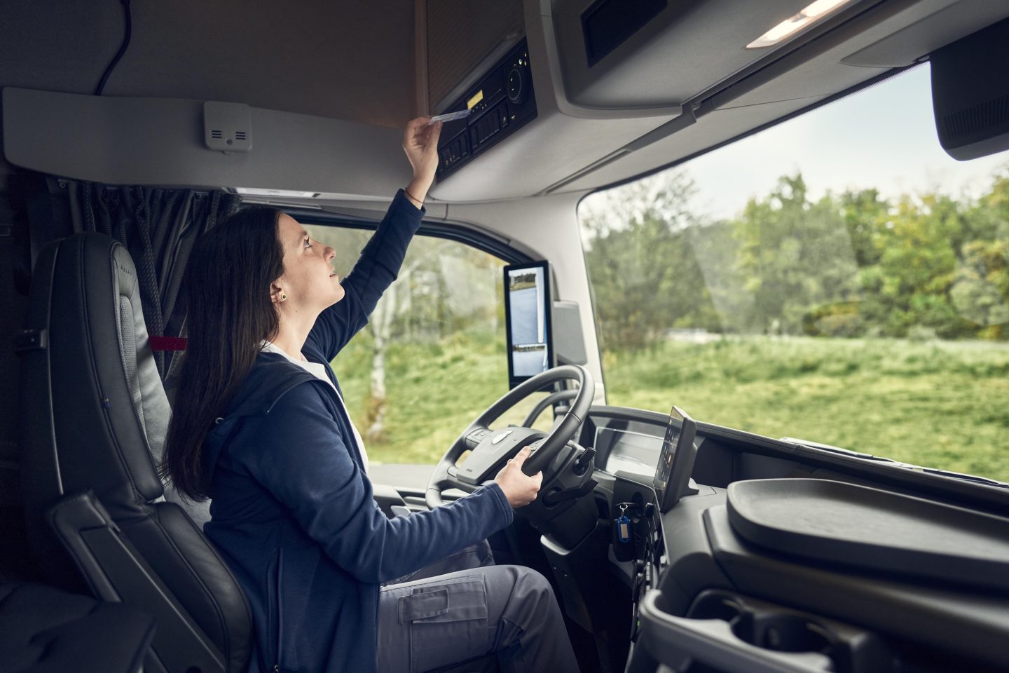 „Volvo Connect“ keliuose įrenginiuose – galite pasirinkti, ar ją naudoti staliniame kompiuteryje, planšetėje, ar išmaniajame telefone