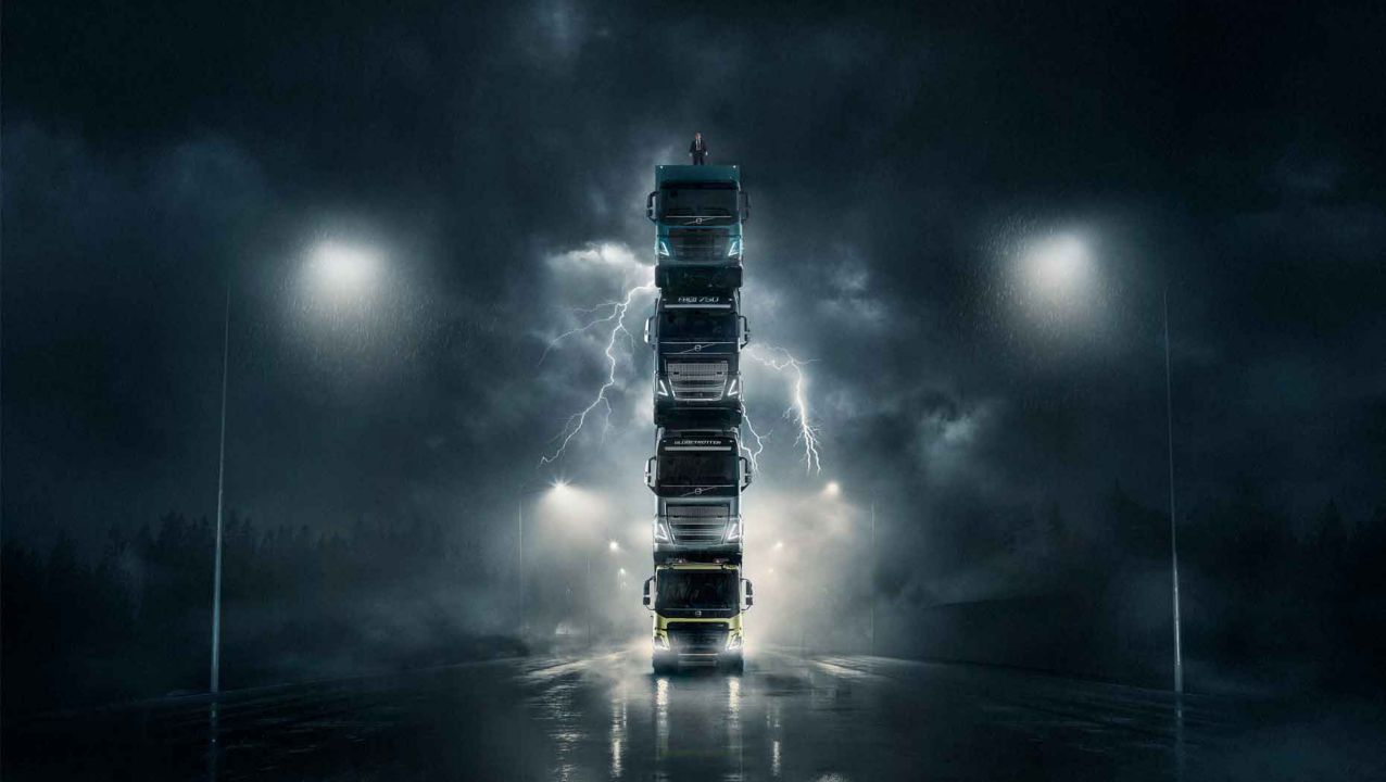 Nové nákladné vozidlá Volvo FMX, FH, FH16 a FM postavené jedno na druhom do tvaru veľkolepej veže.
