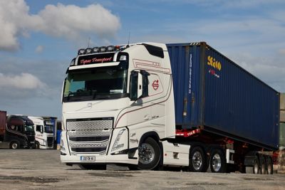Topaz Transport has taken delivery of a brand-new Volvo FH 540 Globetrotter XL 6x2 tractor unit.