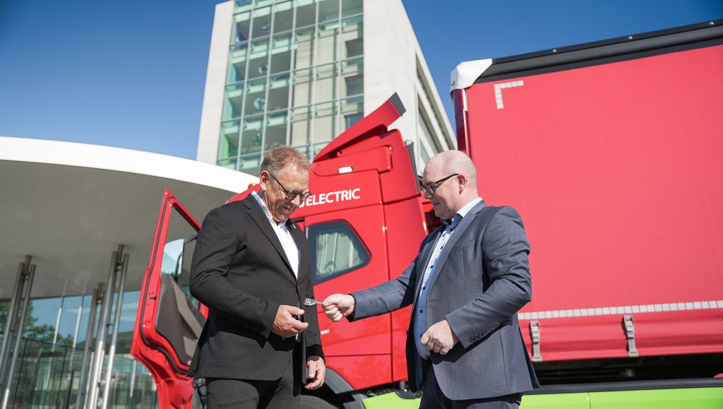 Volvo har leveret de 3 første tunge elektriske lastbiler til Danfoss 
