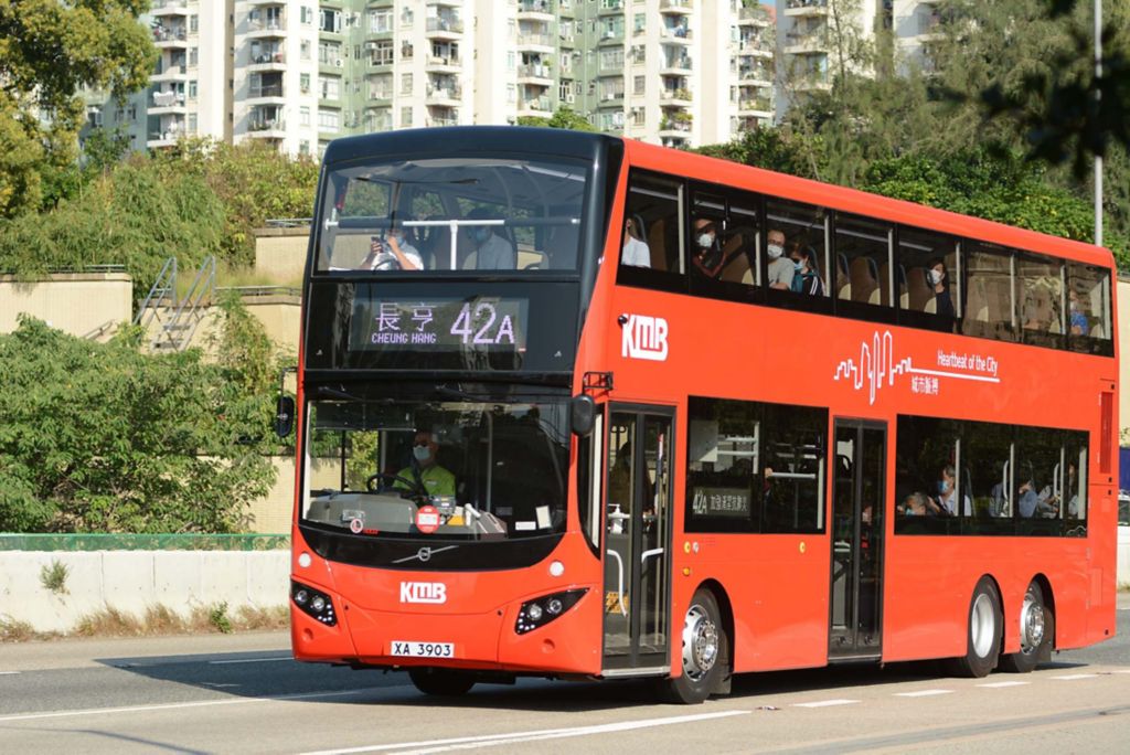 En dubbeldäckare, Volvo B8L, med pendlare i Hong Kong