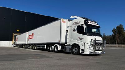 Kahden puoliperävaunun A-duo-yhdistelmän paino voi kuormattuna nousta sellaisiin lukemiin, että se edellyttää vetoautossa kahta vetävää akselia. Siksi toinen Trans-Anttilan kaasu-Volvoista on telivetoinen.