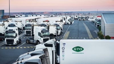 Numerosos camiones Volvo GTO estacionados en la oficina central