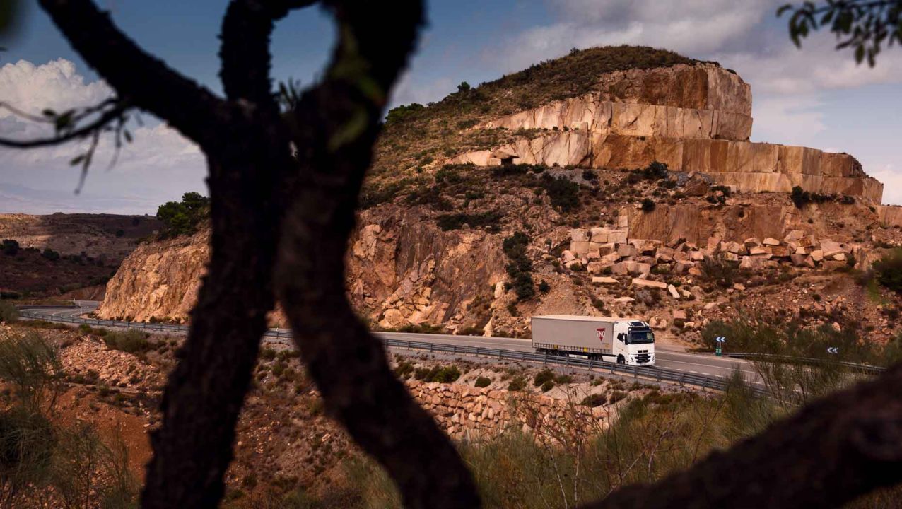 Testikuorma-auto tien päällä Espanjassa