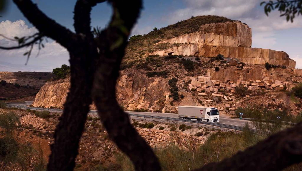 Tesztelést végző teherautó az úton Spanyolországban