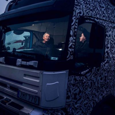 A Volvo Trucks kereskedője Eric Åström éppen Joakim Erikssonnal beszél