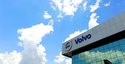 Cliente sendo atendido em uma concessionária Volvo | Grupo Volvo