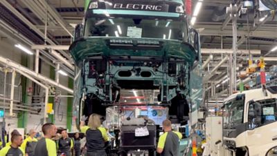 Volvo Trucks kot prvi globalni proizvajalec začenja serijsko proizvodnjo težkih električnih 44-tonskih* tovornjakov. 