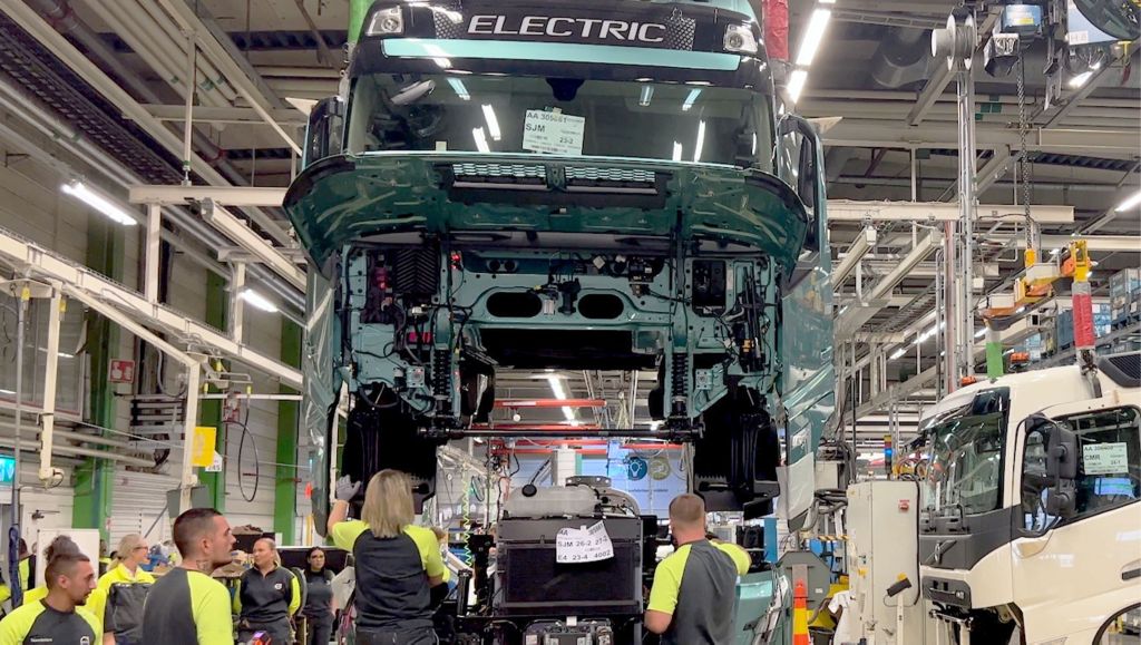 Volvo Trucks zahajuje sériovou výrobu těžkých elektrických nákladních vozidel