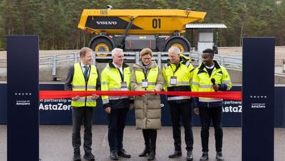 Helén Eliasson (center), President of the Regional Executive Board Västra Götaland cuts the ribbon to officially inaugurate the new testing facility outside Borås. She is joined by Nils Jaeger (second from right), President of Volvo Autonomous Solutions, Peter Janevik (second from left), CEO of AstaZero, Sigbjørn Gjelsvik (first from left), Chair of the Standing Committee on Transport and Communications in Norway and Jacob Aduama (first from right), Manager – Transport Mission at Volvo Autonomous Solutions.