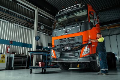 Volvo Autonomous Solutions fertigt ersten Volvo FH Autonomous für den autonomen Bergbau.