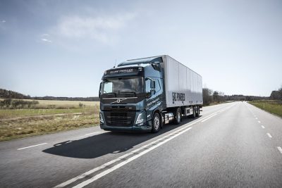 VGTC blauwe Volvo FM globetrotter 4x2 trekker met trailer op snelweg