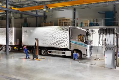 Volvo-truck in de werkplaats voor preventief onderhoud.