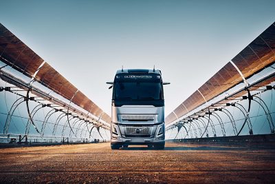 VGTC blauwe Volvo FM globetrotter 4x2 trekker met trailer op snelweg
