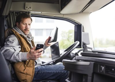 „Volvo FH Aero Electric“ iškraunamas garažo zonoje