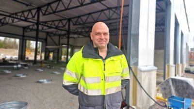 Huoltopäällikkö Mika Savolainen vieraili Volvo Truck Center Porvoon uuden toimipisteen työmaalla toukokuussa 2025.