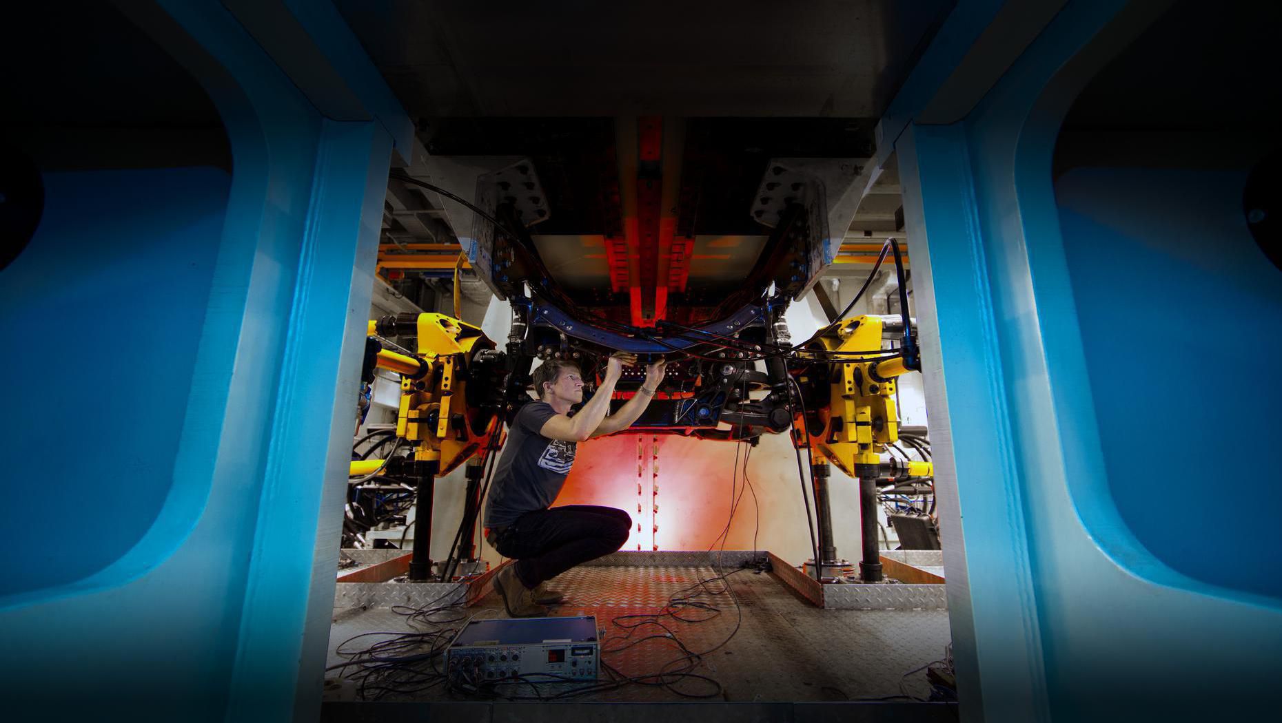 Ingeniero trabajando en la prueba de la IFS.