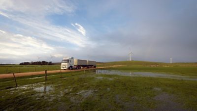 Samochód ciężarowy Fox Transport na drodze.