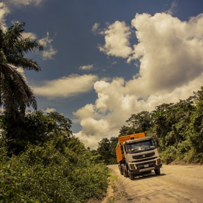 Volvo FMX en camino de tierra.