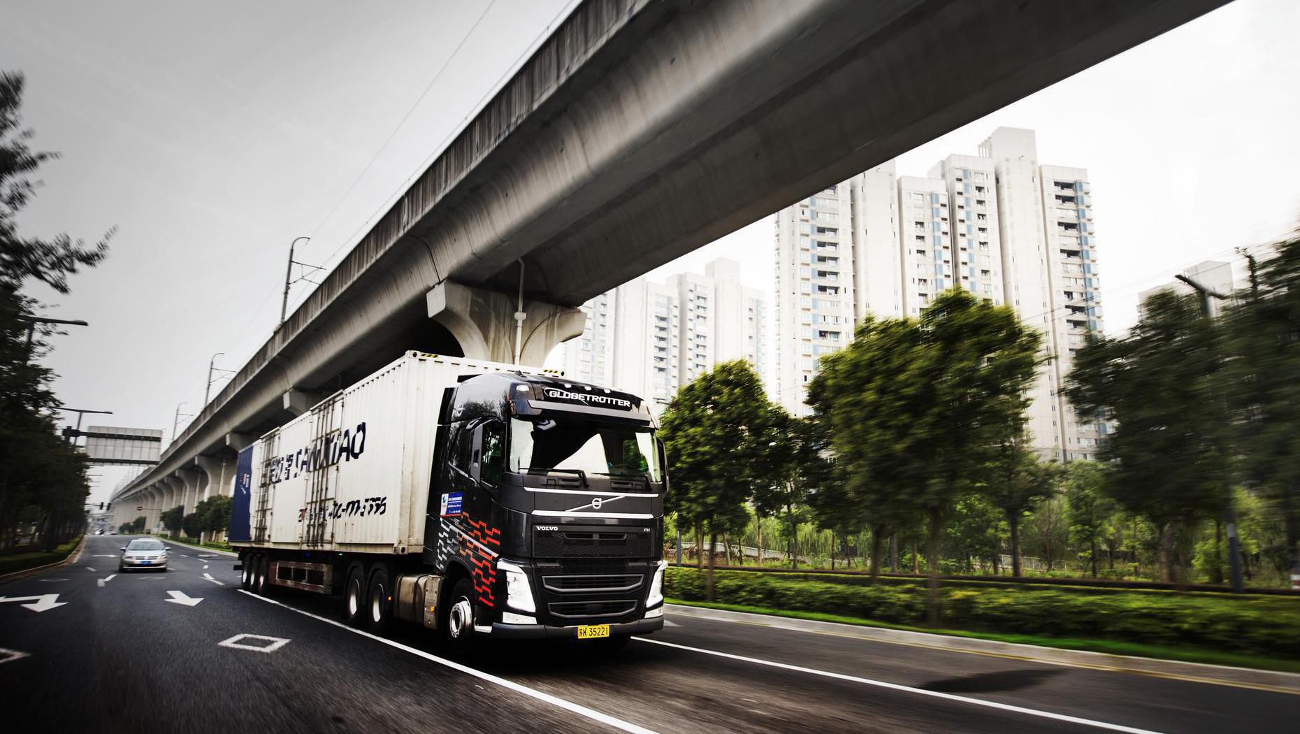 Volvo FH บนถนนเมืองเซี่ยงไฮ้