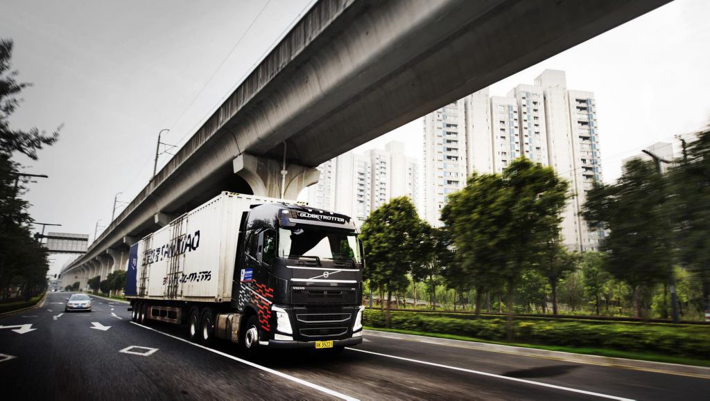 Volvo FH се движи в Шанхай