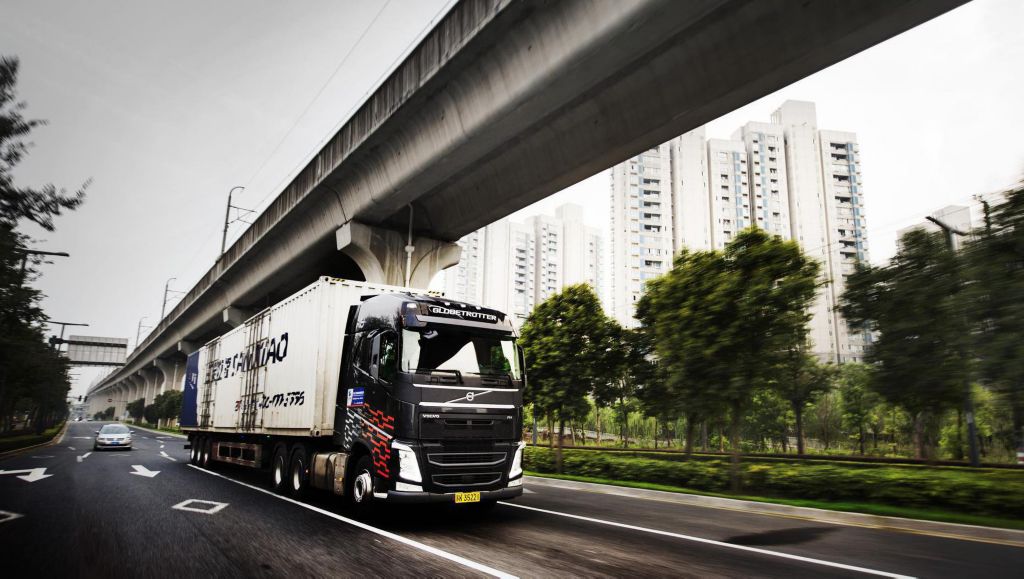 Volvo FH recorriendo Shanghai