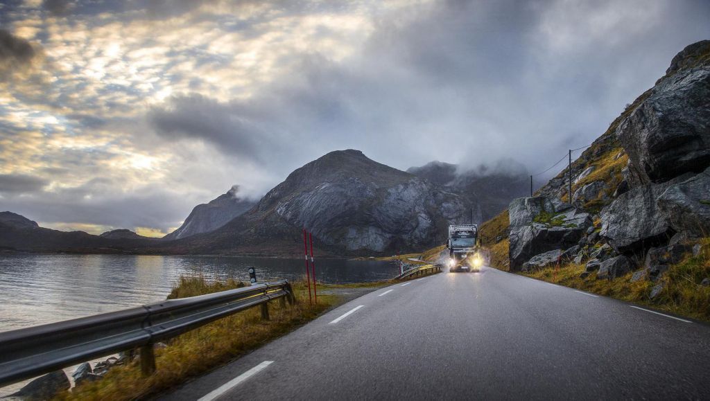 Kör genom Lofotens skärgård.
