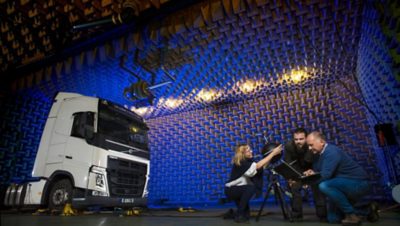 Technici HVI v laboratóriu spoločnosti Volvo Trucks pre výskum hluku a vibrácií.