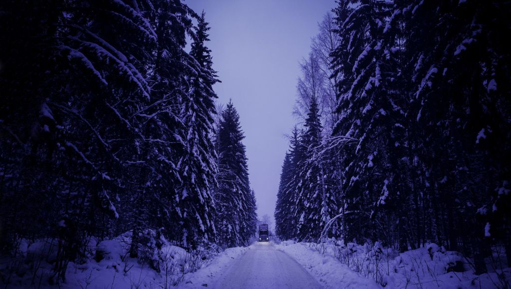 Il camion di Saku Simpanens su una strada ghiacciata tra gli alberi in Finlandia.