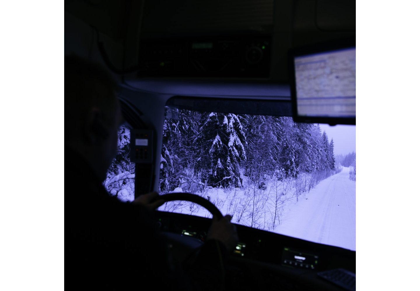 Volvo FH16 recorriendo un camino congelado.