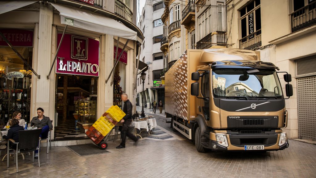 De Volvo FE in smal straatje van een binnenstad