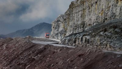 Isejuhtiv Volvo FH veok sõidab Brønnøy kaevanduses