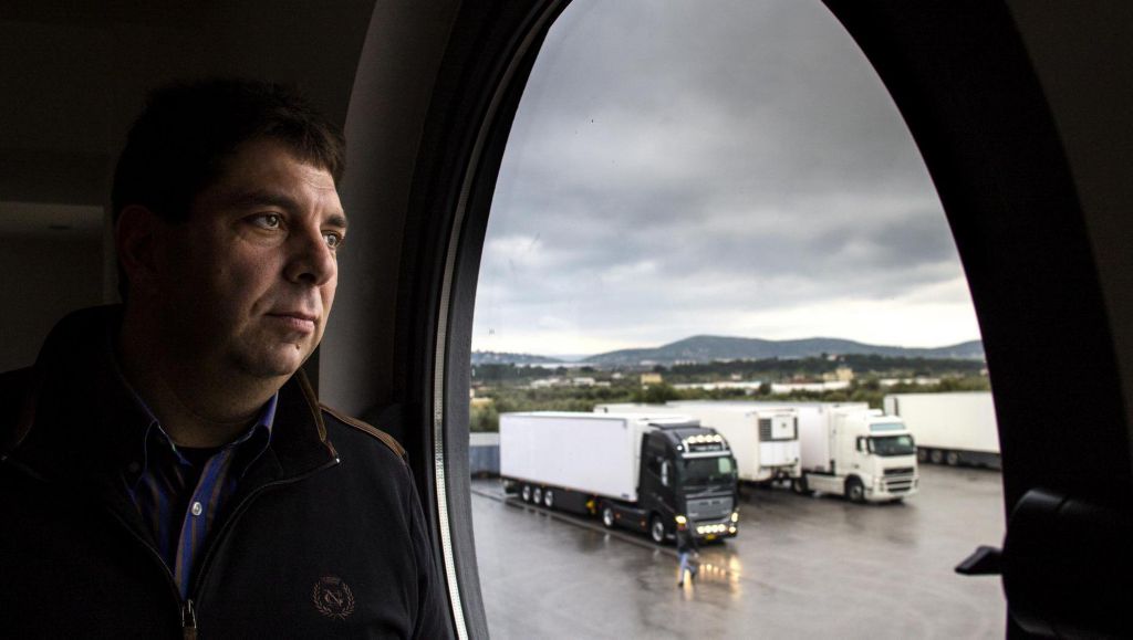 Ο Ηλίας Μάρινος, ιδιοκτήτης της Μαρίνος-Βασιλόπουλος International Transport, βλέπει την επιχείρησή του όχι μόνο να επιβιώνει από την ελληνική οικονομική κρίση αλλά και να επεκτείνεται.