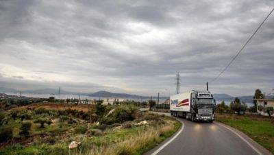Volvo FH i en grekisk stad.