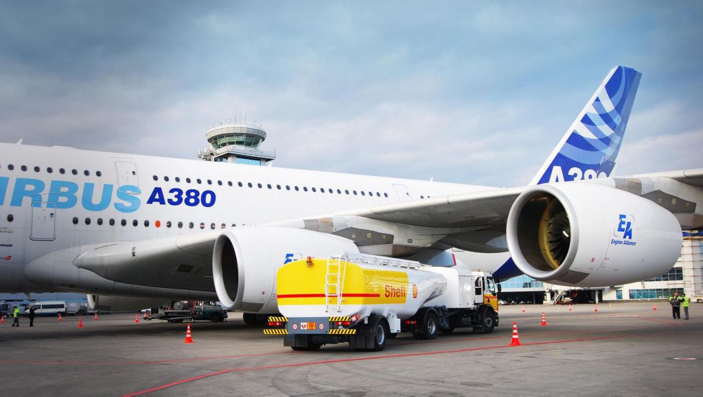 Airbus A380 repülőgép a kifutópályán.